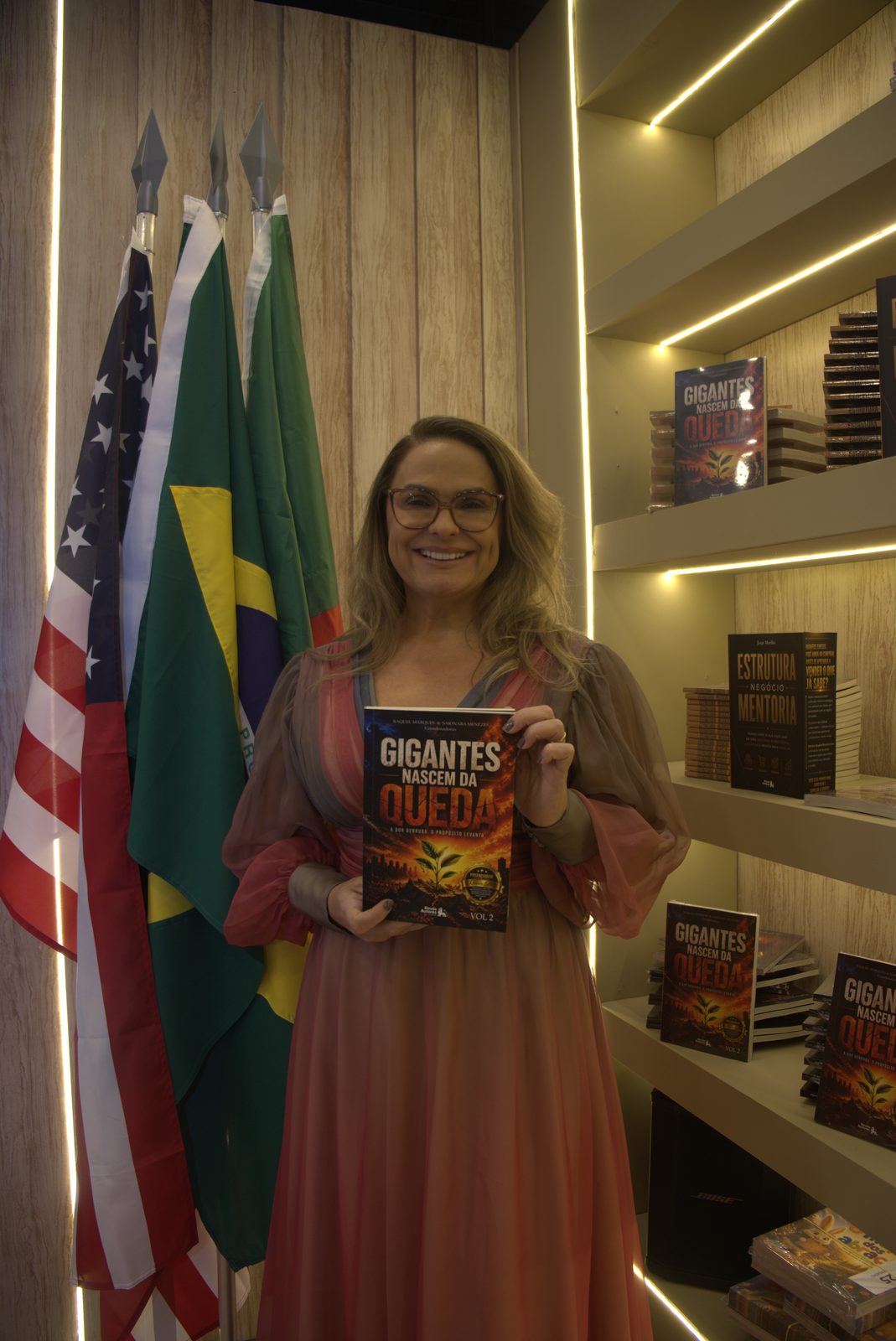 Autora com seu livro na Bienal