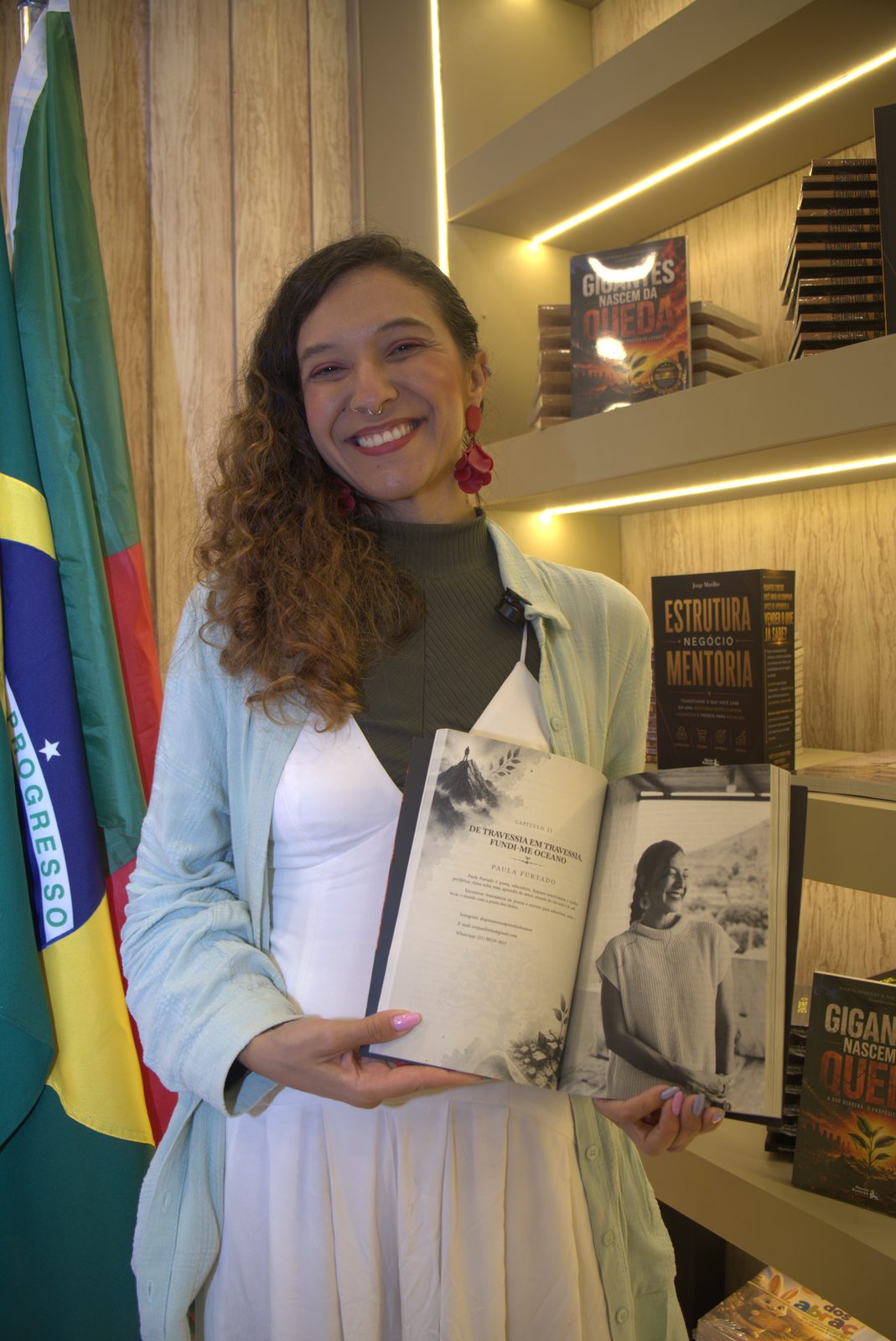 Autora com seu livro na Bienal
