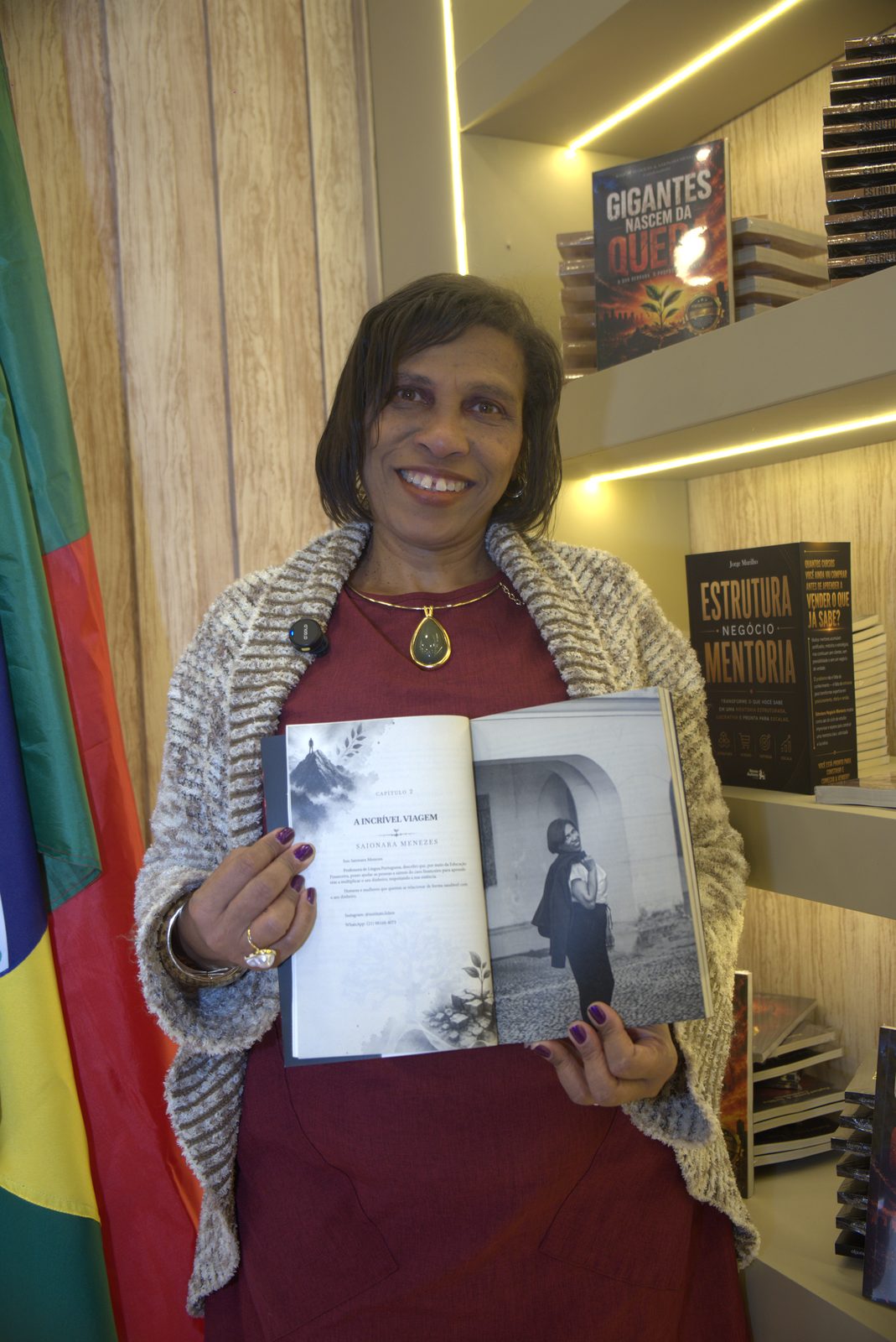 Autora com seu livro na Bienal