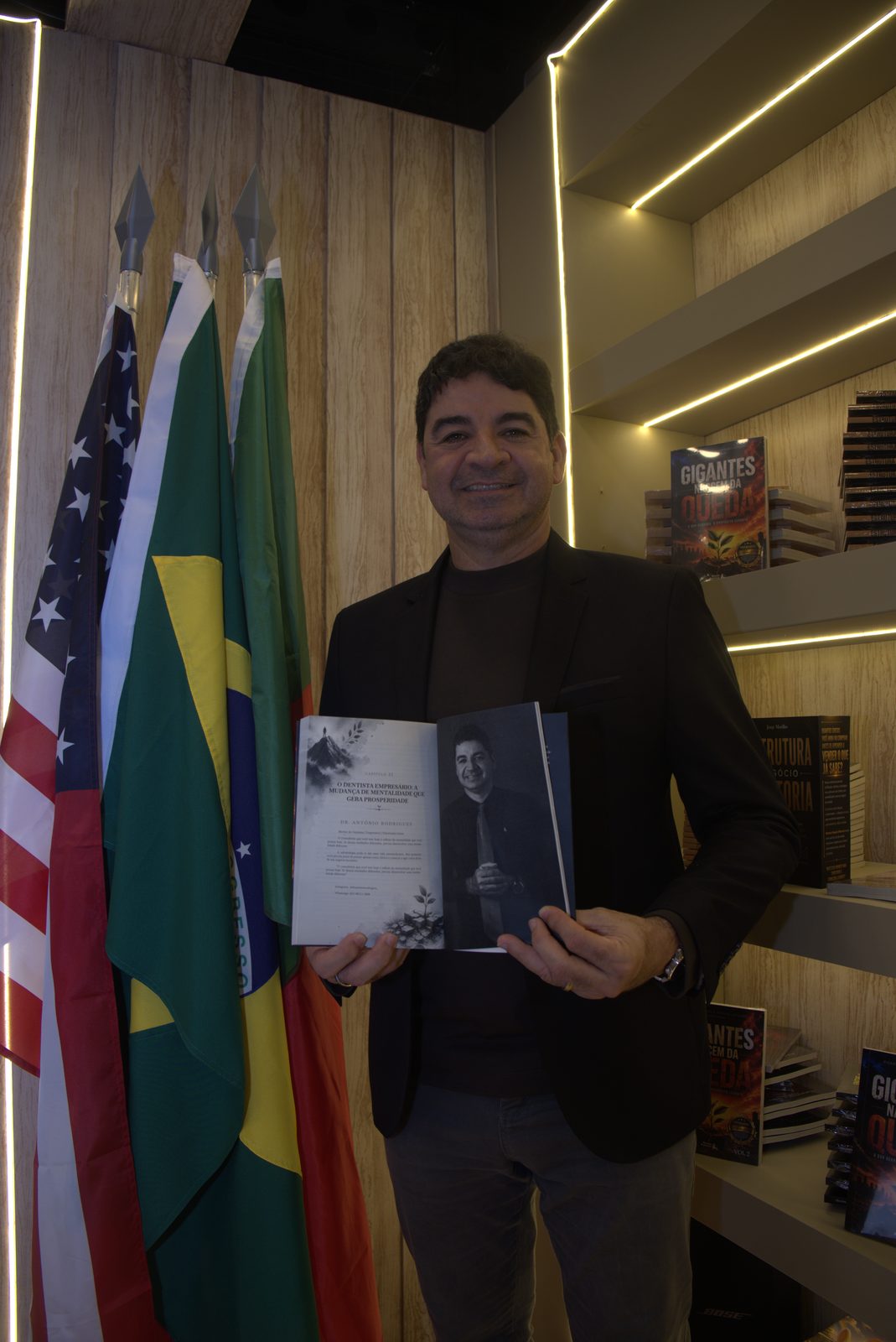 Autor com seu livro na Bienal