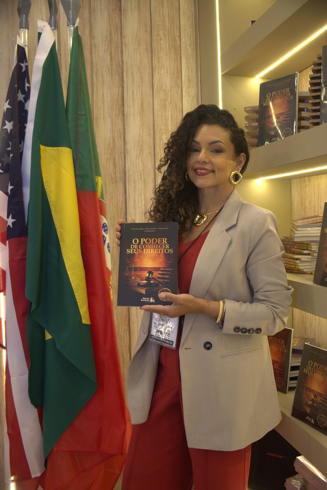Autora com seu livro na Bienal