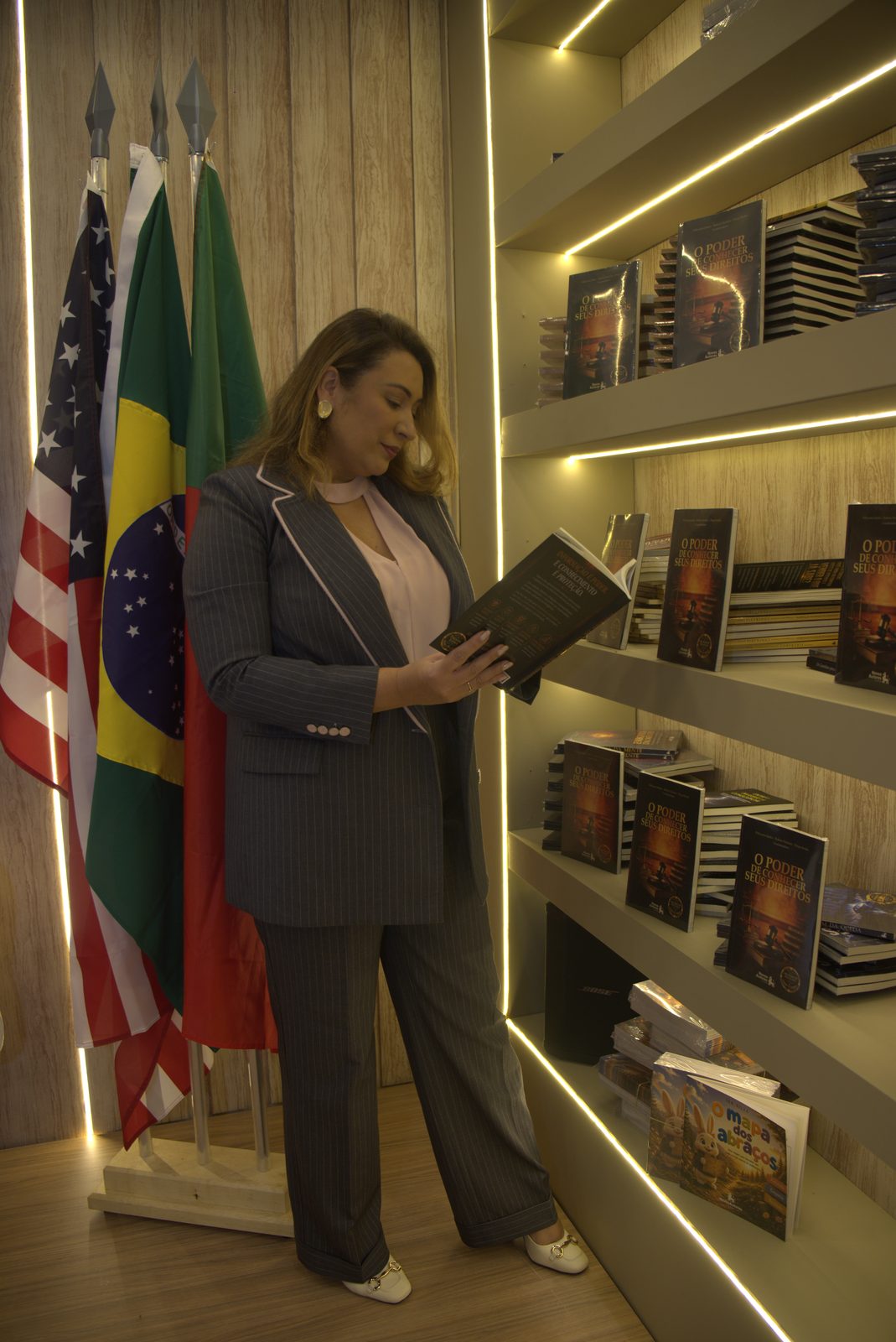 Autora com seu livro na Bienal