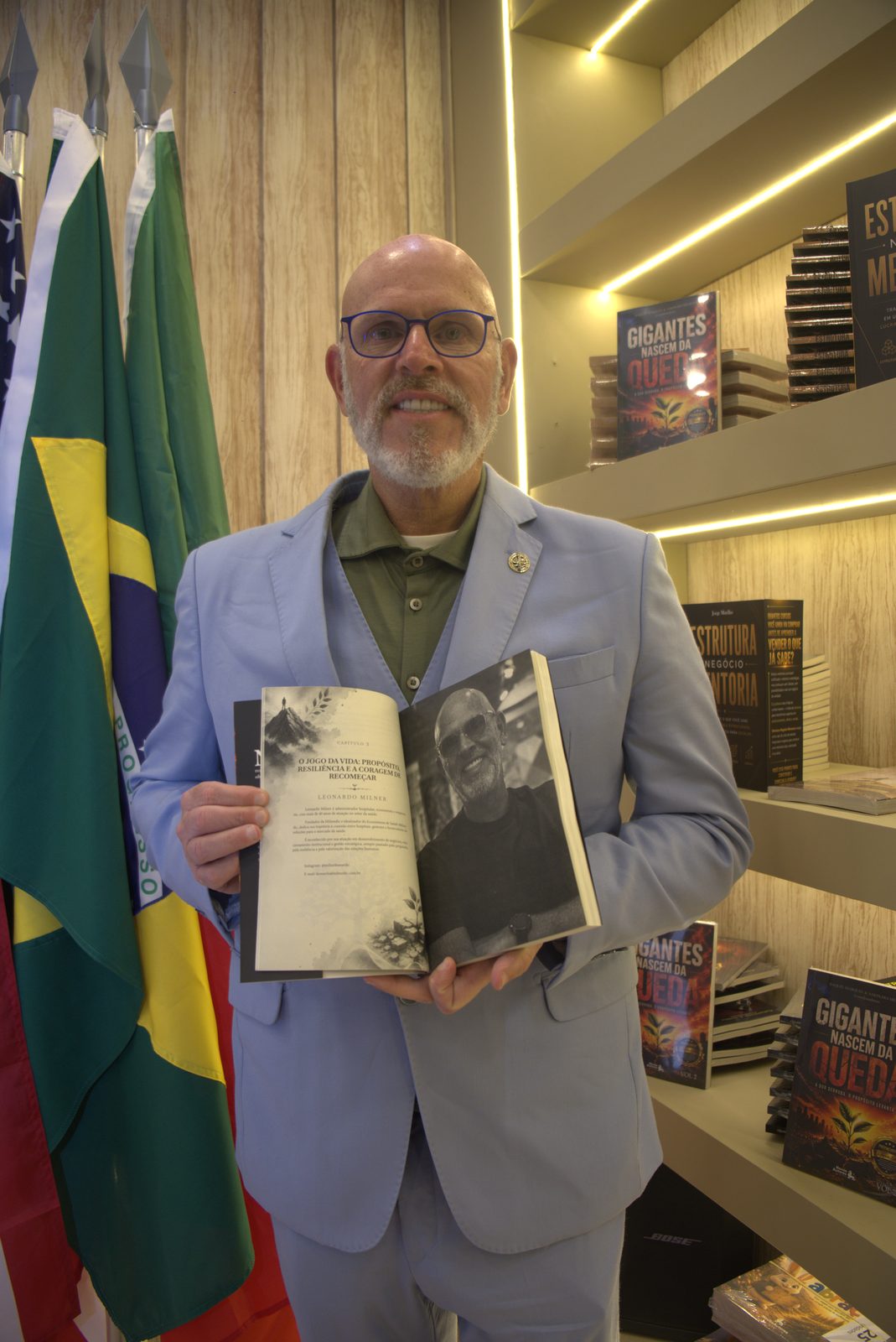 Autor com seu livro na Bienal